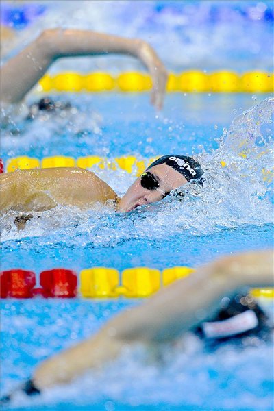 Mutina Ágnes úszik a női 200 méteres gyorsúszás előfutamában a 31. úszó Európa-bajnokságon, a Debreceni Sportuszodában.
