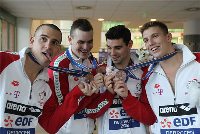 Balról: Cseh László, Bernek Péter, Kis Gergő és Kozma Dominik, a harmadik helyezett magyar férfi 4x200-as gyorsváltó tagjai mutatják bronzérmeiket a 31. úszó Európa-bajnokságon, a Debreceni Sportuszodában. 