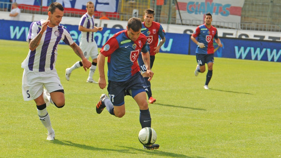 Az Újpest és a Videoton játékosai küzdenek a két csapat mérkőzésén a labdarúgó NB I-ben 2012-ben.
