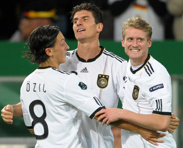 Mesut Özil, Mario Gomez és Andre Schürrle a német válogatott gólszerzői a Belgium elleni Európa-bajnoki selejtezőn