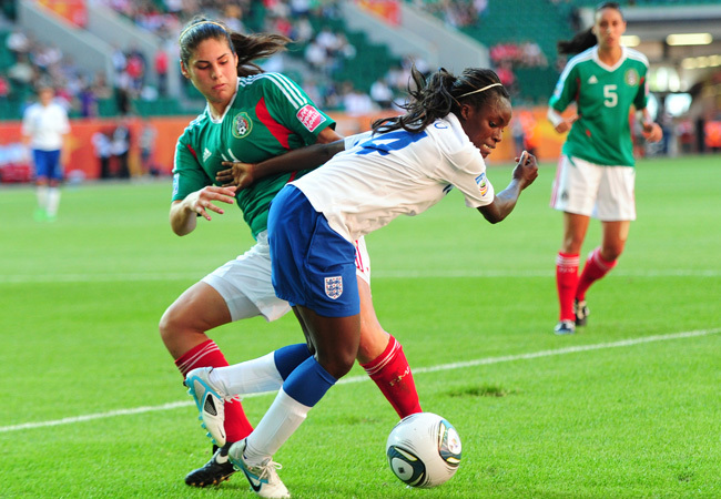 A mexikói és az angol női labdarúgó-válogatott játékosa küzd a két csapat világbajnoki mérkőzésén 2011 júniusában
