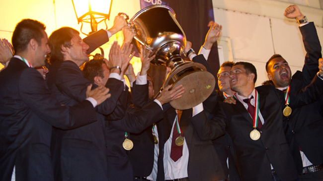 A Videoton csapatának játékosai emelik magasba az NB I 2010/2011-es megnyeréséért járó trófeát.