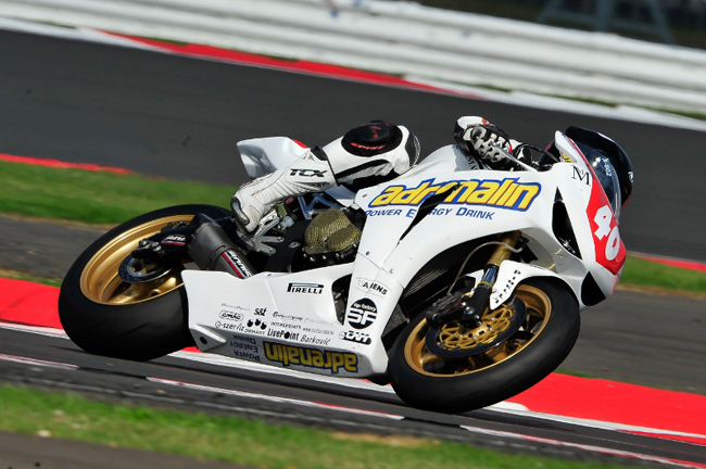 Győrfi Alen, az Adrenalin H-Moto Team motorosa, a Superstock 1000-es kategóriában versenyez Silverstone-ban. 