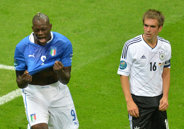 Mario Balotelli és Philipp Lahm az Olaszország-Németország mérkőzésen az Európa-bajnokságon 2012-ben.