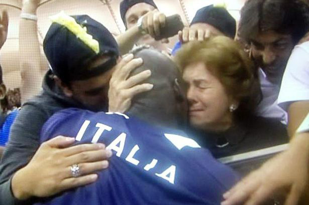 Mario Balotelli köszönti az édesanyját az Olaszország-Németország elődöntő után az Európa-bajnokságon 2012-ben.
