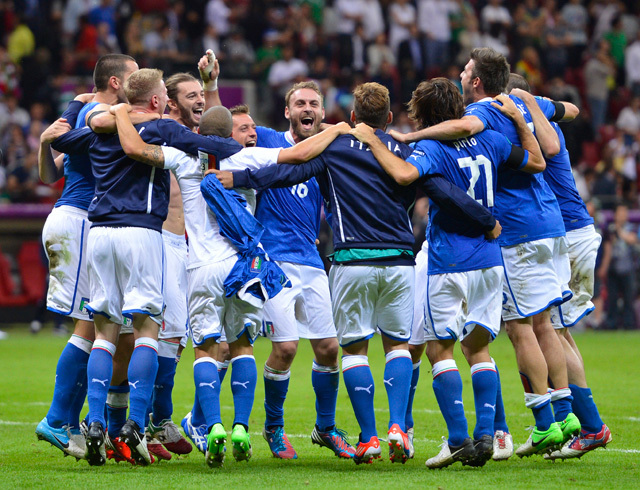 Az olasz válogatott ünnepli a döntőbe jutást az Európa-bajnokság döntőjében 