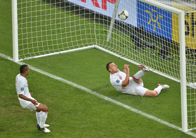 John Terry ment a gólvonal mögül az Anglia-Ukrajna mérkőzésen az Európa-bajnokságon 2012-ben.