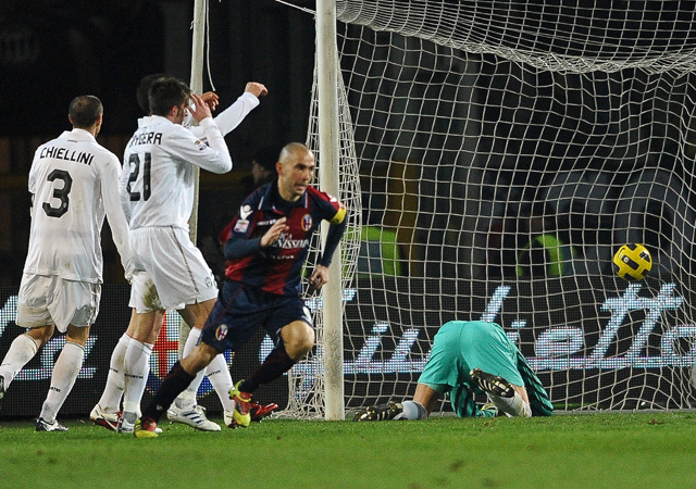 Marco Di Vaio örül a Juventus ellen szerzett góljának a Bologna Serie A-mérkőzésén 2011-ben.