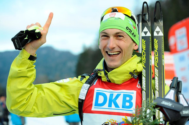 Jakov Fak most már büszkén emeli magasba a tavaly még veszélyben lévő jobb mutatóujját - Fotó: biathlonworld.com