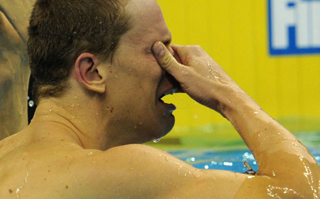 César Cielo Filho, az 50 és a 100 méteres férfi gyorsúszás világcsúcstartója zokog a medencében az 50 méteres pillangóúszás döntője után a sanghaji világbajnokságon 2011 júliusában
