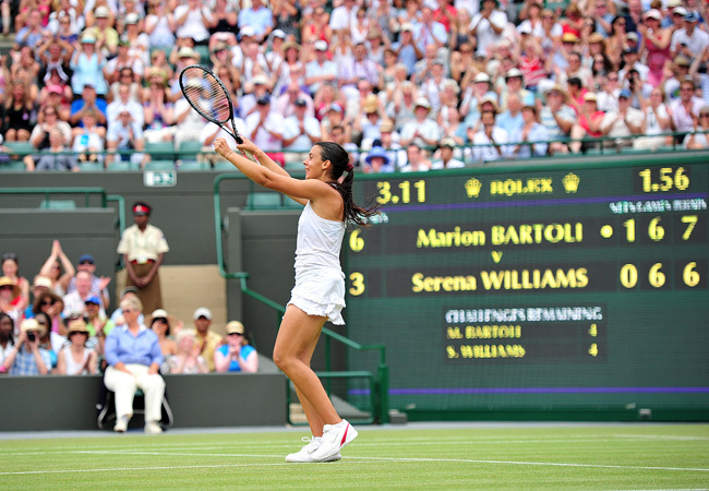 Marion Bartoli örül a Serena Williams elleni győzelmének a wimbledoni teniszbajnokság nyolcaddöntőjében 2011 júniusában