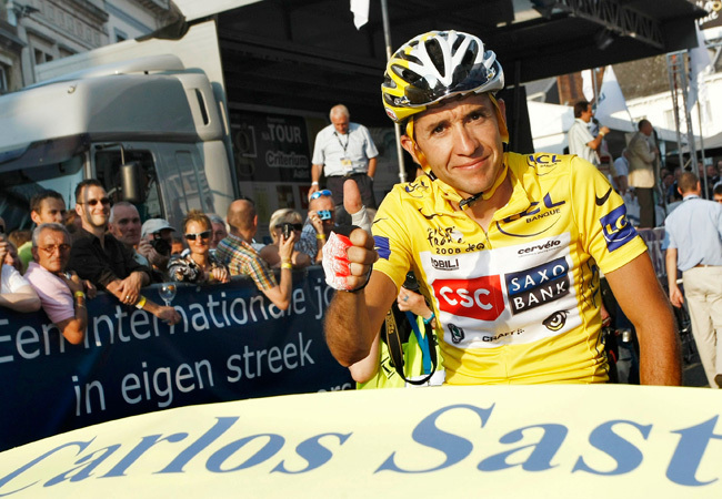 Carlos Sastre, miután megnyerte a Tour de France országúti kerékpáros körversenyt 2008-ban