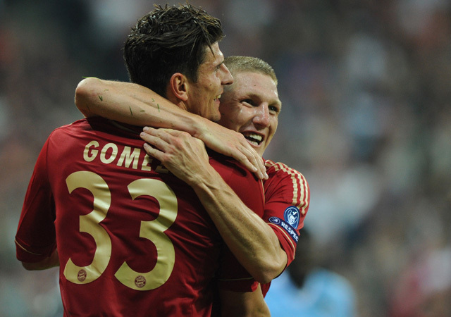 Mario Gomez és Bastian Schweinsteiger gólöröme a Bayern München és a Manchester City Bajnokok Ligája-mérkőzésén az Allianz Arenában 2011 szeptemberében
