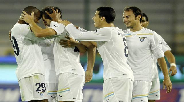 A Lazio jázékosai örülnek a Cagliari ellen lőtt góljuknak a Serie A-ban 2011-ben