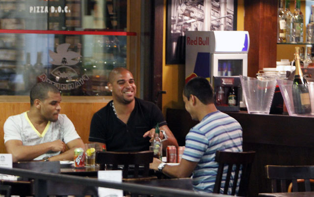 Adriano, a Corinthians labdarúgója beszélget barátaival