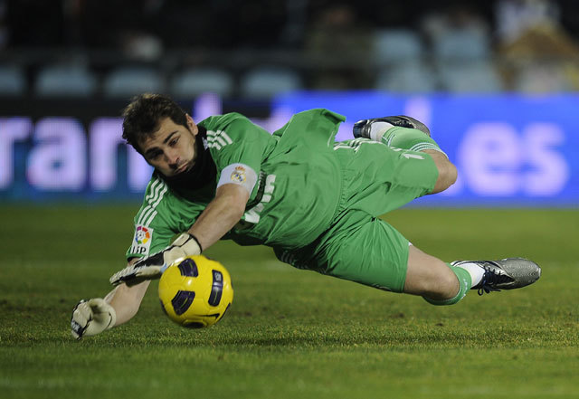 Iker Casillas véd a Real Madrid egyik mérkőzésén a Primera Divisiónban