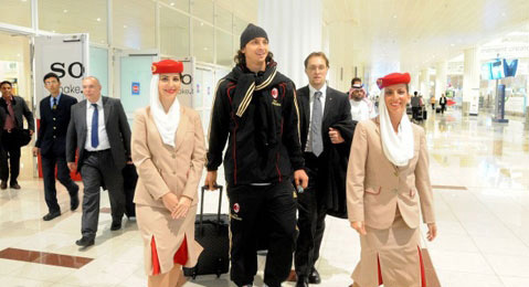 Zlatan Ibrahimovic sétál Dubai repülőterén az AC Milan edzőtáborának idején