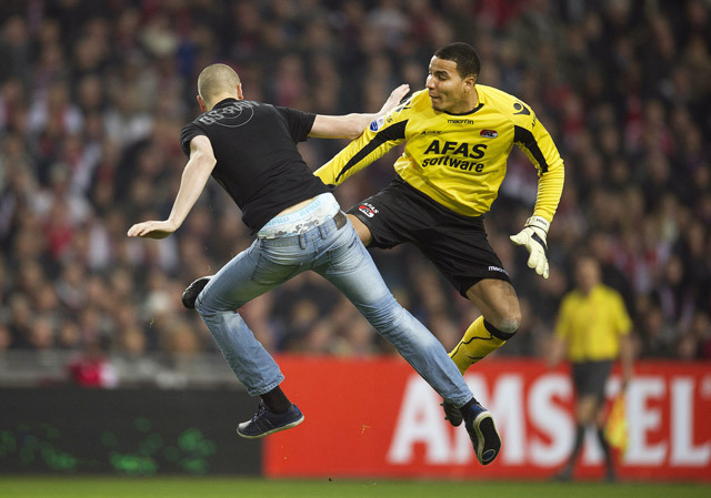 Hat hónapos börtönbüntetést kapott az a szurkoló, aki december 21-én az Ajax Amsterdam-AZ Alkmaar holland kupamérkőzésen rátámadt a vendégek kapusára.