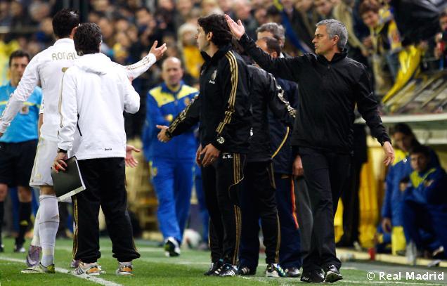 Mourinho és játékosai megint nem bírtak az idegeikkel - Fotó: figo29.com