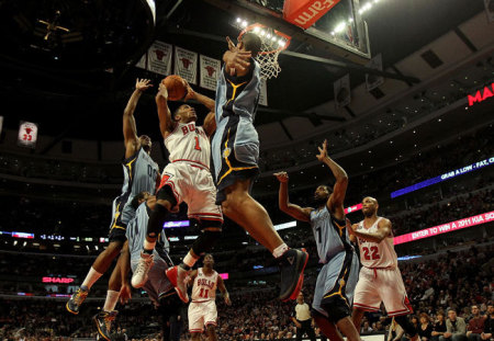 Derrick Rose dob kosárra a Chicago Bulls-Memphis Grizzlies NBA-mérkőzésen 2011 márciusában