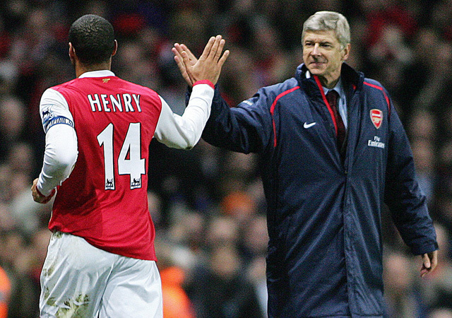 Thierry Henry ünnepli gólját Arséne Wengerrel az Arsenal egyik mérkőzésén 2006-ban