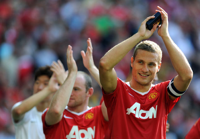 Nemanja Vidics köszönti a szurkolókat a Manchester United egyik győzelme után 2011-ben
