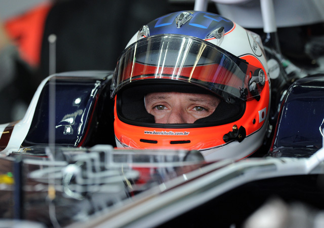Rubens Barrichello ül az autójában a Forma-1-es Ausztrál Nagydíj egyik edzése alatt 2011-ben