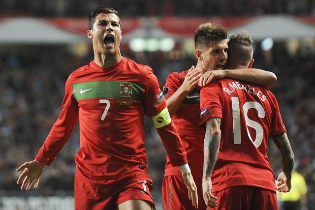 Cristiano Ronaldo és Raúl Meireles, a portugál válogatott játékosai örülnek továbbjutásuknak a Bosznia-Hercegovina elleni Európa-bajnoki pótselejtezőn
