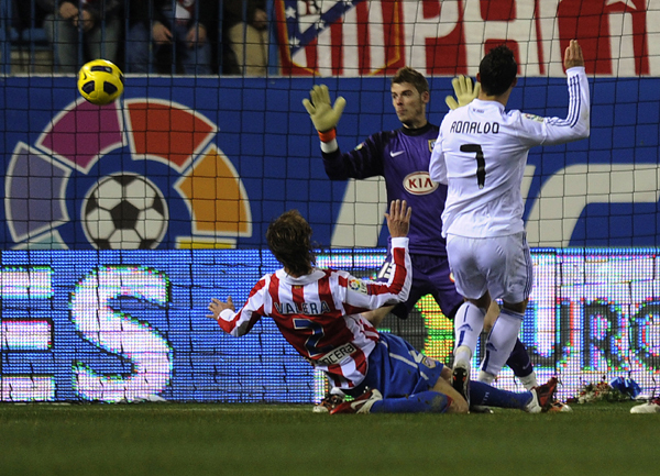 Cristiano Ronaldo lő a hálób az Atlético Madrid - Real Madrid  Király Kupa-mérkőzésen.
