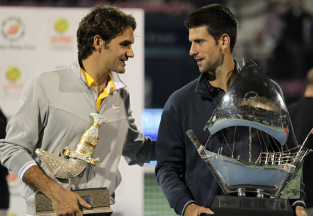 Roger Federer és Novak Djokovics a 2011-es dubaji tenisztorna díjátadóján