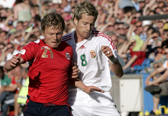 Tőzsér Dániel és  anorvég válogatott játékosa küzd a Norvégia-Magyarország labdarúgó mérkőzésen 2008-ban