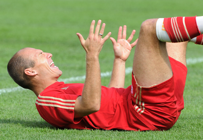 ARjen Robben fekszik a földön a Bayern München egyik edzésén 2011 augusztusában