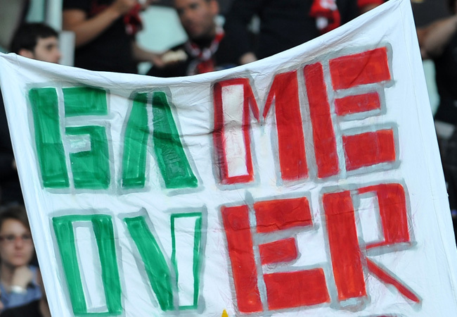 Az AC Milan szurkolója tart fel egy szászlót a csapat egyik bajnokiján, mellyel arra utal, hogy a klub megszerezte 18. bajnoki címét.
