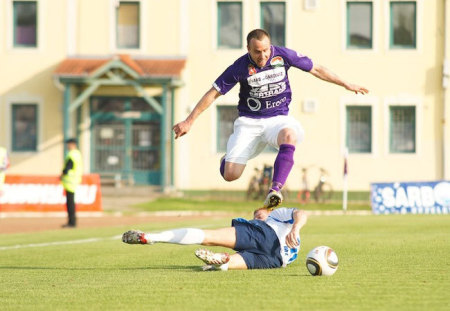 Bori Gábor ugorja át a ZTE játékosát a Kecskemét-Zalaegerszeg mérkőzésen 2010-ben