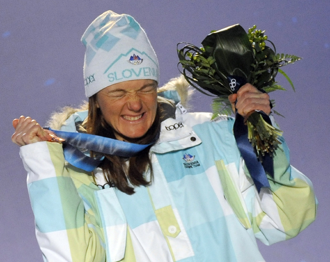 Petra Majdic sífutó ünnepli a vancouveri olimpián sífutásban szerzett olimpiai bronzérmét - Fotó: AFP