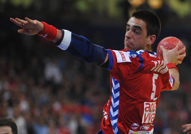 Zarko Sesum, a szerb férfi kézilabda-válogatott játékosa lő kapura az Európa-bajnokságon 2012-ben