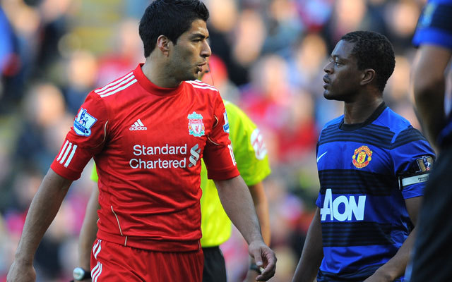Luiz Suárez és Patrice Evra vitáznak a Liverpool és a Manchester United mérkőzésén a Premier League-ben 2011-ben