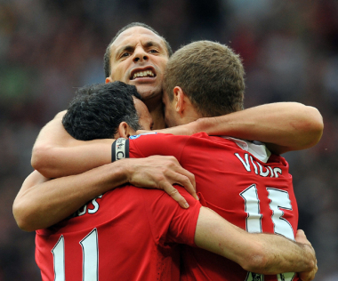 Giggs, Rio Ferdinand és Vidics ölelkezik a Chelsea elleni siker után 