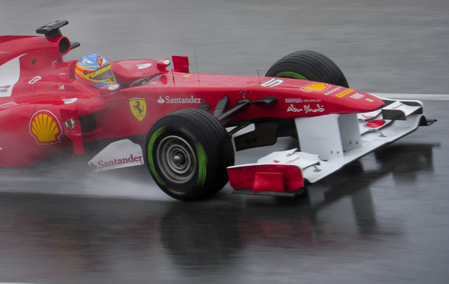 Ferrari ilótája Fernando Alonso köröz a barcelonai teszten.