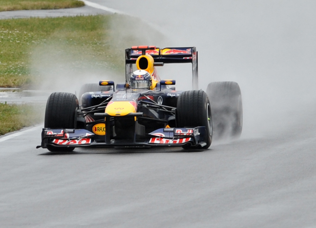 A Kanadai Nagydíjon Sebastian Vettel száguld az esős pályán.