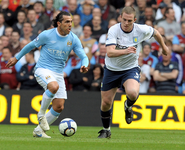 Carlos Tévez a Manchester Cityben az Aston Villa elleni bajnokin 2011-ben