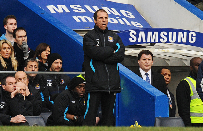 Zola még a West Ham edzőjeként a Chelsea stadionjában - Fotó: AFP