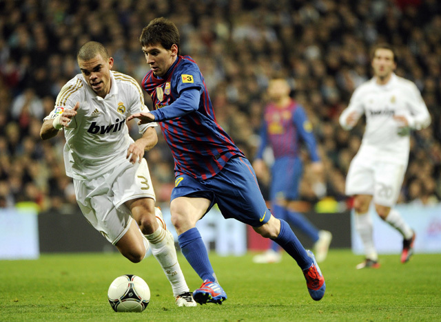 Pepe és Lionel Messi a Real Madrid-Barcelona spanyol Király Kupa negyeddöntőjén