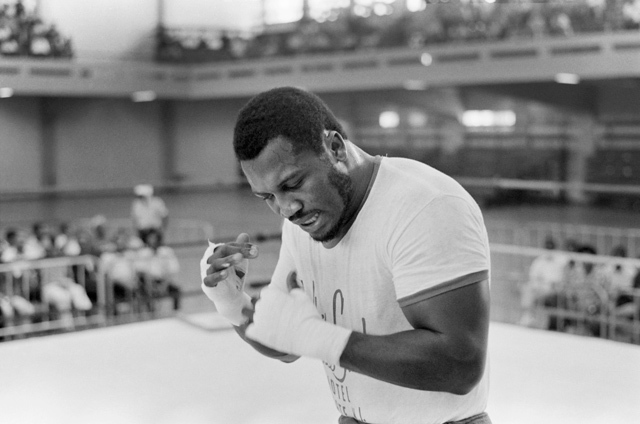 Joe Frazier amerikai profi nehézsúlyú bokszoló az 1973-as George Foreman elleni meccsre készül.