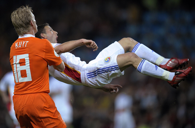Csoportmérkőzés a 2008-as labdarúgó EB-n: Hollandia-Románia találkozón Dirk Kuyt és Radvan Rat küzd a labdáért