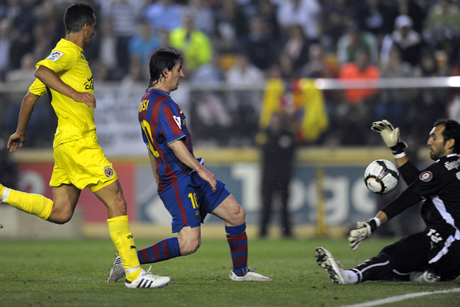 Messi a Villarreal ellen - Fotó: AFP