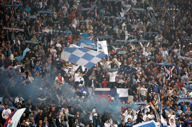 Napoli-szurkolók ünneplik csapatuk Bajnokok Ligájába jutását.