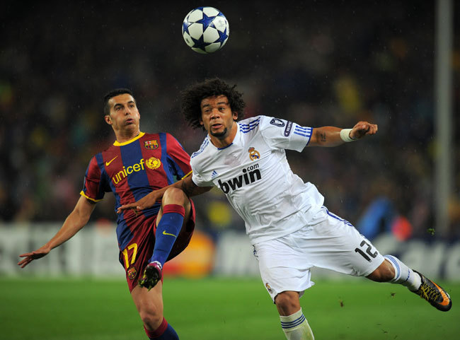 Pedro és Marcelo küzdenek a labdáért a Barcelona és a Real Madrid mérkőzésén a Bajnokok Ligája elődöntőjében 2011-ben