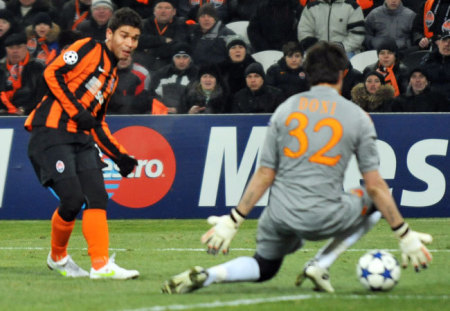 Eduardo szerzi a Sahtar-Roma BL-nyolcaddöntő visszavágó harmadik gólját 2011 márciusában