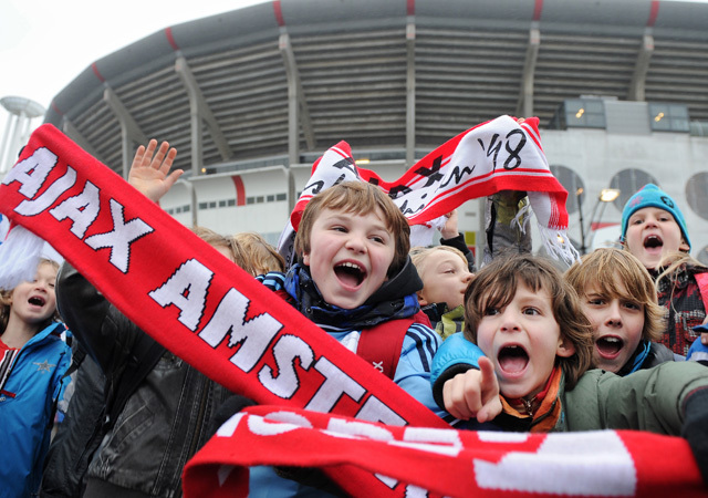 A gyerekek remek hangulatot teremtettek az Ajax-AZ meccs újrajátszásán - Fotó: AFP